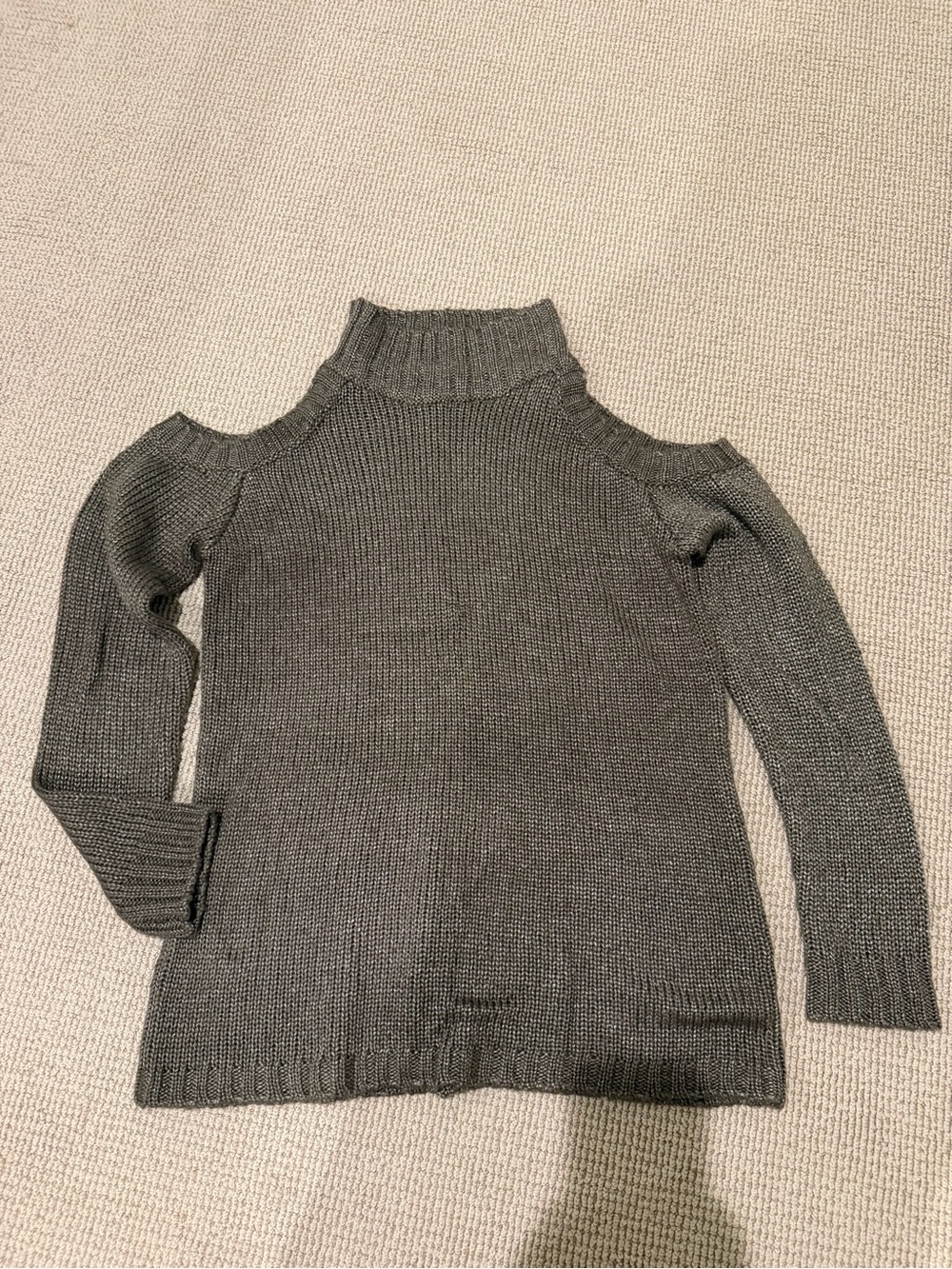 Sisters Gray Cold Shoulder Turtleneck Sweater Small

Description:
